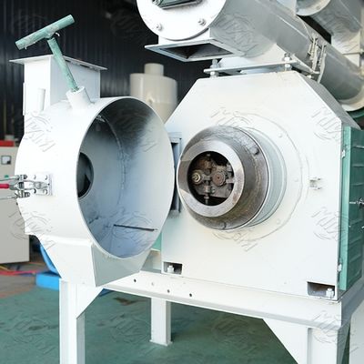 آلة صنع أعلاف الدجاج الأوتوماتيكية الصغيرة آلة تصنيع بيليه الأعلاف الحيوانية 350-450 كجم / ساعة