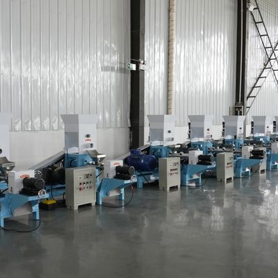 آلة مطحنة تغذية الأسماك العائمة المعدلة السرعة عالية السعة