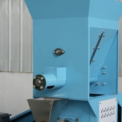 ماكينة صنع أعلاف الأسماك الصغيرة ODM ماكينة صنع علف الأسماك العائمة آلة تحبيب الأعلاف السمكية متينة