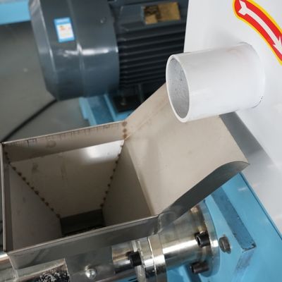 5.5kw العائمة تغذية الأسماك بيليه مطحنة برغي واحد أغذية الحيوانات الأليفة آلة الطارد مانع الصدأ