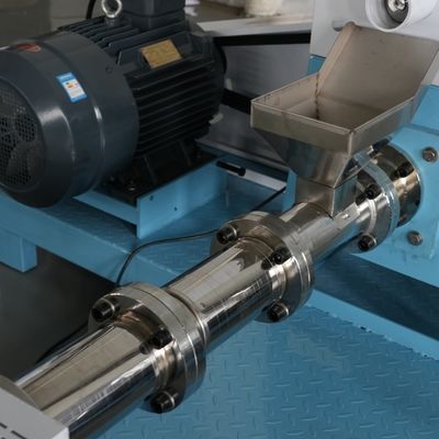 الغبار بيليه تغذية الأسماك آلة تجهيز 250kg / H 18.5kw Snack Puff Maker