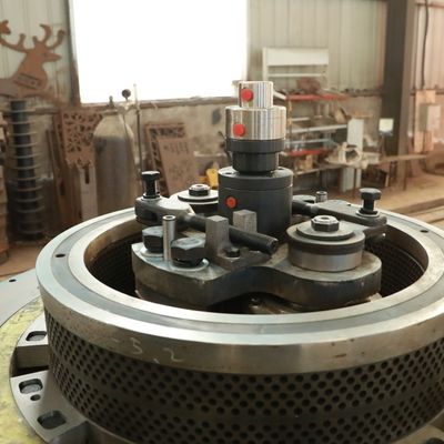 آلة الكريات الخشبية المسطحة 1100 كجم / ساعة 800 كجم / ساعة موفرة للطاقة غير قابلة للصدأ