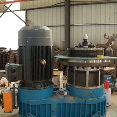 آلة الكريات الخشبية المسطحة 1100 كجم / ساعة 800 كجم / ساعة موفرة للطاقة غير قابلة للصدأ