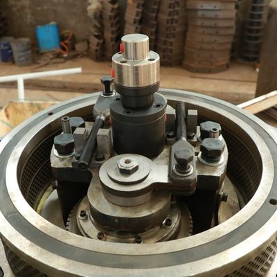 تغذية مطاحن الحبيبات الخشبية الصغيرة الاستخدام المنزلي 600 كجم / ساعة 400 كجم / ساعة صديقة للبيئة