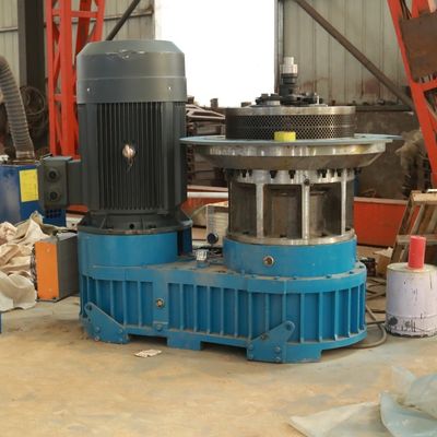 1 إلى 10 T / H 1.1kw Ring Die Wood Pellets Machine Production Line SKF Bearings