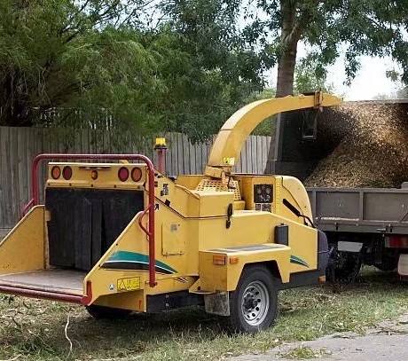 آلة تقطيع الخشب تعمل بالديزل تعمل بالديزل 82HP 5ton / H 2