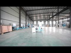 عملية بثق علف الأسماك باستخدام آلة البثق